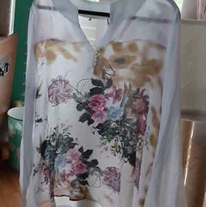 Women's top in size 3x BUT runs small like 1x